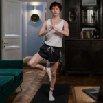 Stijf van het zitten? Deze dagelijkse workout thuis geeft je energie terug